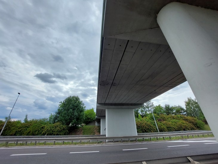 Wiadukt nad drogą krajową nr 94 w Skołoszowie. Fot. GDDKiA